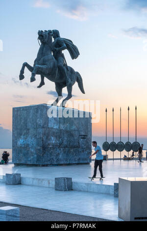 Skateboarder spielen von Alexander Statue des Großen auf Thessaloniki Waterfront, Mazedonien, Nordgriechenland Stockfoto