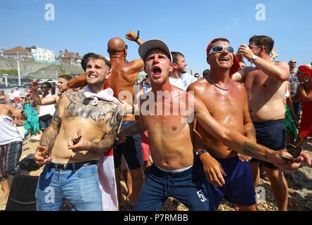 Fans reagieren, während gerade der FIFA WM 2018 Viertelfinale zwischen Schweden und England an Luna Beach, Kino, Brighton. Stockfoto