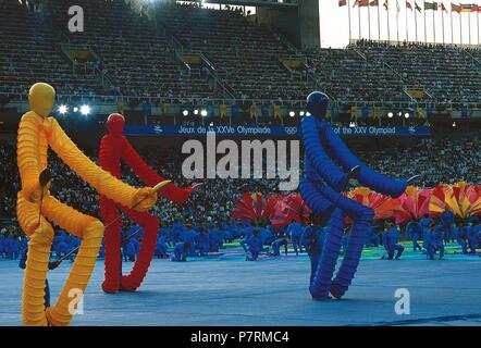 CEREMONIA DE INAUGURACION DE LOS JUEGOS OLIMPICOS DE BARCELONA'92 (23 de Julio de 1992). En este acto actuaron ENTRE OTROS, Los grupos teatrales "La Fura dels Baus 'y' Els Comediants". Freiwilligen participando OLIMPICOS de los Actos accionando unos Gigantes. Estadio Olímpico de Montjuïc. Barcelona. Cataluña. Stockfoto