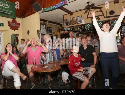 Richard Maxted aus England (Zweite links) reagiert, als Fans sehen das FIFA-WM-Viertelfinale zwischen Schweden und England in Molly's Bar in Letterfrack, Galway. Stockfoto