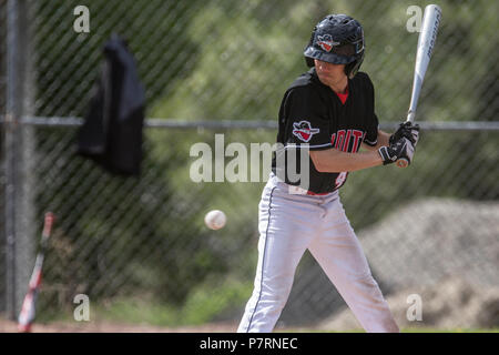 Teig warten auf Kugel, Jungen Nachmittag junior Baseball Spiel. Cranbrook, BC. Stockfoto