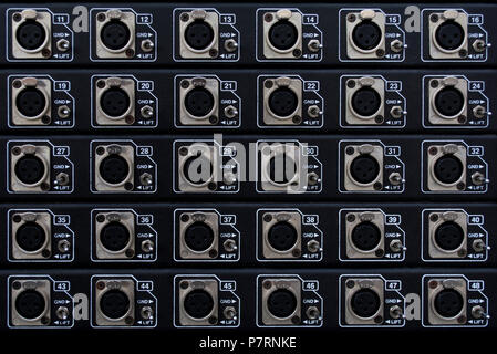 Eine Verkleidung der XLR-Ausgang Anschlüsse. Der XLR-Stecker ist ein Stil der elektrischen Steckverbinder, in erster Linie auf professionelle Audio-, Video und Bühne lighti Stockfoto