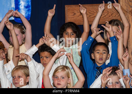 Gruppe von Kindergarten Kinder für Eltern im Publikum. © Myrleen Pearson. .... Ferguson Cate Stockfoto