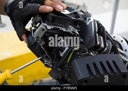 Die lichttechniker passt die Lichter auf der Bühne. Stockfoto