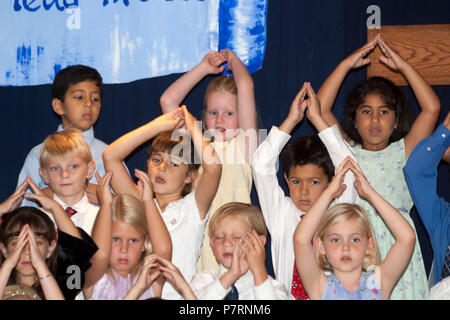 Gruppe von Kindergarten Kinder für Eltern im Publikum. © Myrleen Pearson. .... Ferguson Cate Stockfoto