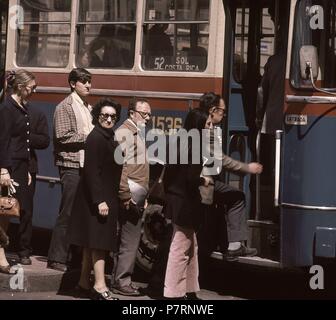 GRUPO DE PERSONAS SUBIENDO EIN UN-AUTOBUS EN LA PUERTA DEL SOL. Lage: SUN GATE, SPANIEN. Stockfoto