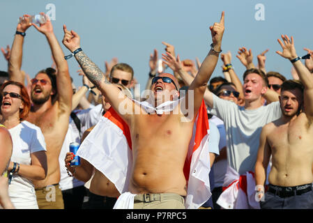 Fans reagieren, während gerade der FIFA WM 2018 Viertelfinale zwischen Schweden und England an Luna Beach, Kino, Brighton. Stockfoto