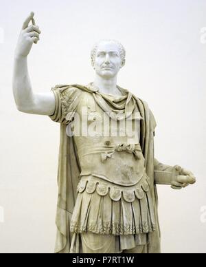 Figur in miliare Uniform, mit einem modernen Kopf von Julius Caesar. Antonine-severischen (Ende 2. frühen 3. Jahrhundert n. Chr.). Archäologischen Nationalmuseum. Neapel. Italien. Stockfoto