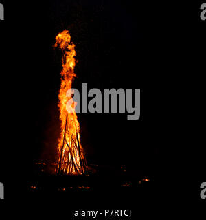 Sommernachtstraum. Junge Menschen in der Slawischen Kleidung in der Nähe des Lagerfeuer sitzen. Stockfoto