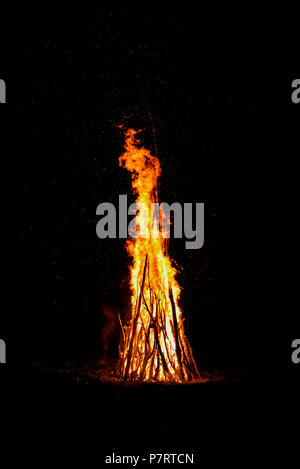 Sommernachtstraum. Junge Menschen in der Slawischen Kleidung in der Nähe des Lagerfeuer sitzen. Stockfoto