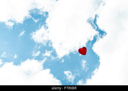 Herz Ballon mit bunten Weiß und Rot auf blauem Himmel Konzept der Liebe im Sommer und Valentinstag, Hochzeit Flitterwochen Stockfoto