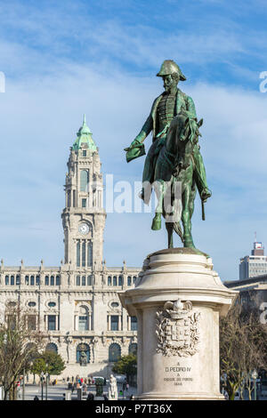 Die Statue von König Dom Pedro VI auf der Praça da Liberdade im historischen Zentrum von Porto, Portugal Stockfoto