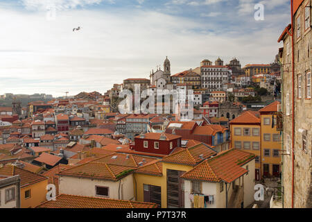 Tag Aussicht auf die Altstadt von Porto, Portugal. Stockfoto