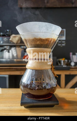 In der Nähe von Kaffee brühen in chemex Stockfoto