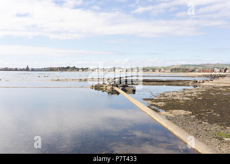 Suchen von saltcoats Seawall in Haiger in der HAZEY Abstand. Stockfoto