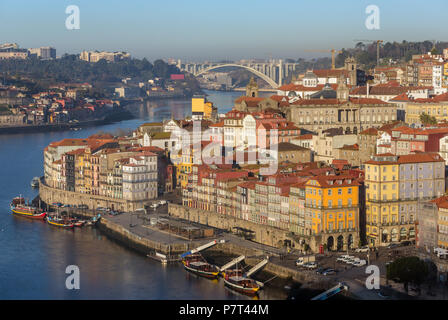 Alte Stadt Porto Blick von der Ponte Dom Luiz Brücke an surise, Portugal Stockfoto