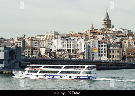 Eine Turyol Fähre Richtung Galata Brücke mit Galata Turm und Karaköy im Hintergrund, Istanbul, Türkei Stockfoto