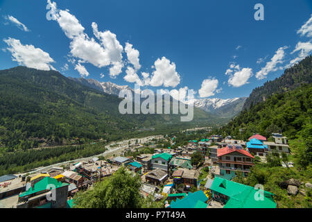 Panorama von Vashisht Dorf und Kullu Tal, Indien. Stockfoto