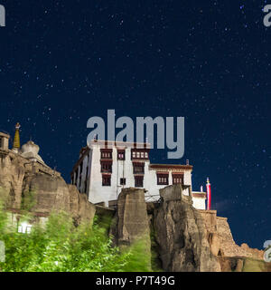 Lamayuru oder Yuru Gompa ist tibetisch-buddhistischen Kloster in der Nacht mit Sterne im Hintergrund, Ladakh, Jammu und Kaschmir, Indien Stockfoto
