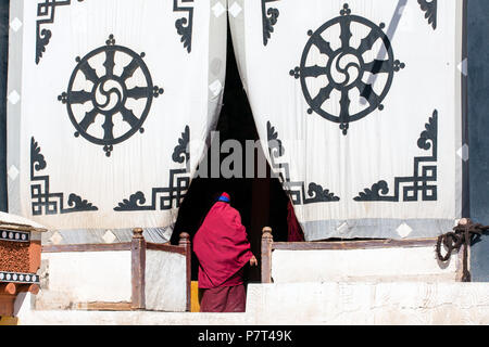 Leh, Indien - 4. Juli 2017: Unbekannter Mönche Spaziergänge in der hemis Gompa. Hemis Kloster ist ein tibetisch-buddhistischen Kloster (gompa) der Drukpa Linie, Stockfoto