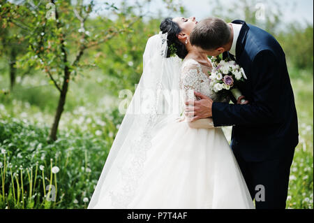 Fantastische Hochzeit paar ihre Zeit draußen im Garten an einem besonderen Tag. Stockfoto