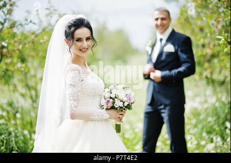 Fantastische Hochzeit paar ihre Zeit draußen im Garten an einem besonderen Tag. Stockfoto