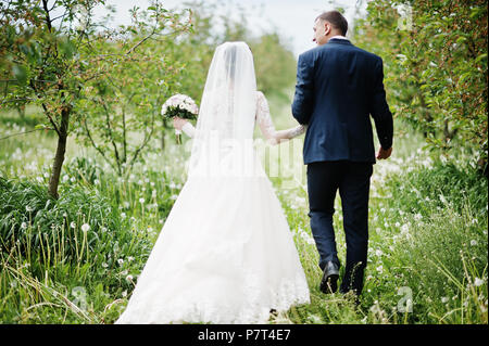 Fantastische Hochzeit paar ihre Zeit draußen im Garten an einem besonderen Tag. Stockfoto