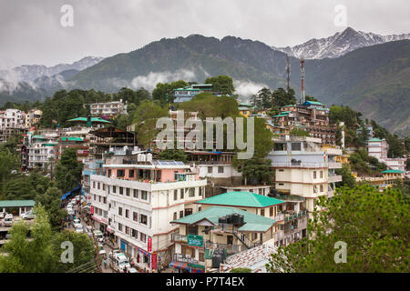 Mcleod Ganj, Indien - Juni 7, 2017: Mcleod Ganj Stadt durch den Himalaya Bergen umgeben. Blick von der Dalai Lama in Dharamsala, Indien Stockfoto