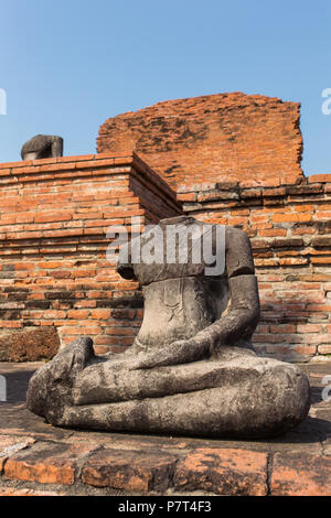 Detail der vielen kopflose Buddhas entlang einer Wand an der Tempel Wat Mahathat, Tempel der Großen Relikt, in Ayutthaya, Thailand Stockfoto