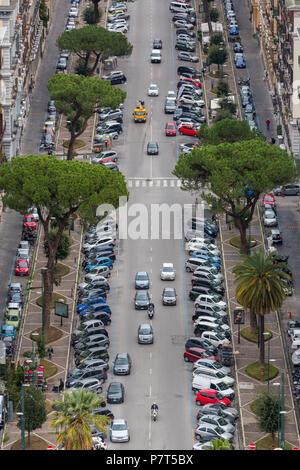 Neapel, Italien - Dezember 2, 2017: Blick von oben auf die lange Allee in der Innenstadt von Neapel, Italien Stockfoto