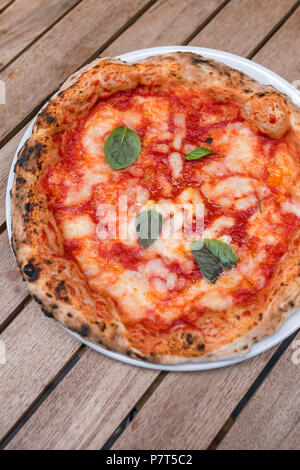 Original neapolitanische Pizza Margherita auf Holztisch, in Neapel, Italien Stockfoto