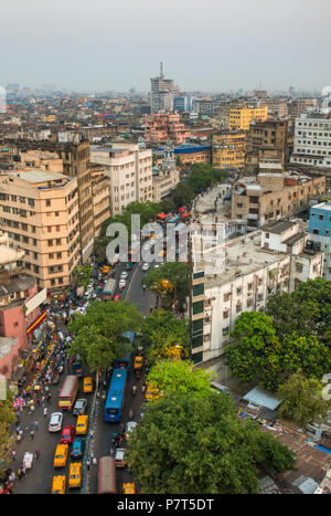 Kolkata Stadt Verkehr auf der belebten Straße in der Innenstadt, West Bengal, Indien. Ansicht von oben Stockfoto