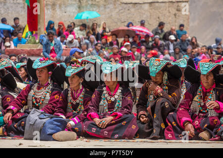 Lamayuru, Indien - 19. Juni 2017: Unbekannter Zanskari Frauen, ethnischen traditionelle Ladakhi Kopfschmuck mit Türkis namens Perakh Perak, L Stockfoto