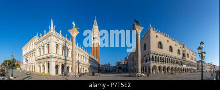 Venedig, Italien, 22. März 2018: Sonniger Tag panorama Blick auf den Markusplatz mit Dogenpalast in Venedig, Italien Stockfoto