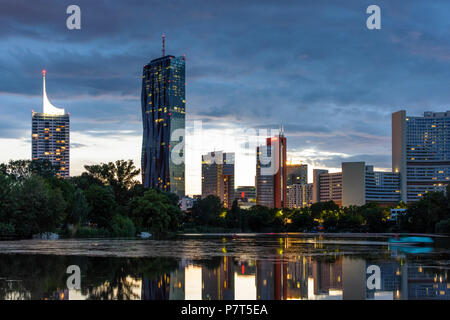 Wien, Wien: See Kaiserwasser, Donaucity mit DC Tower 1, UN-Gebäude UNO, Boot in Österreich, Wien, 22. Donaustadt Stockfoto