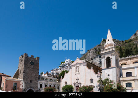 TAORMINA - 15. August 2107: schönen sizilianischen Kirche und Berg Hintergrund in Taormina Italien Stockfoto