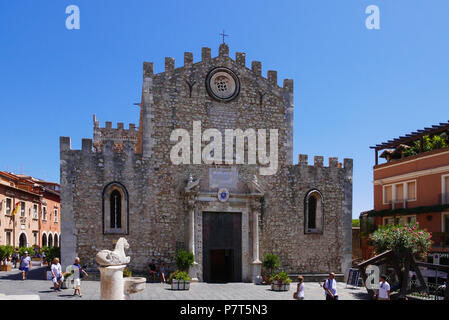 TAORMINA - 15. August 2107: Die Kathedrale von St. Nicola und die tauro Brunnen in Taormina, Sizilien, Italien Stockfoto