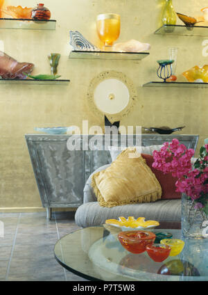 Sammlung von bunten Glas auf Glas Wand shelvesand auf Glastisch im Wohnzimmer in Palm Springs Stockfoto