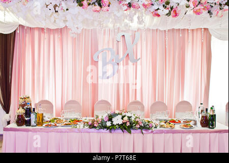 Eingerichtet main Hochzeit Tisch im Restaurant für neu verheirateten Paar. Stockfoto