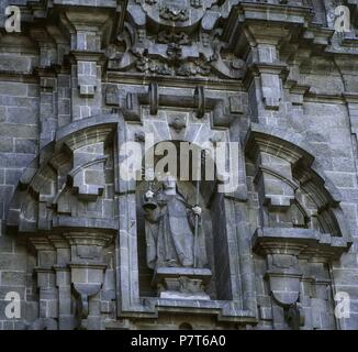 Statue der Hl. Klara von Assisi (1194-1253). Italienische Saint. Barocke Fassade des da Igrexa, von Simon Rodriguez, 1719. Kloster der Hl. Klara. Santiago de Compostela. Galizien, Spanien. Stockfoto