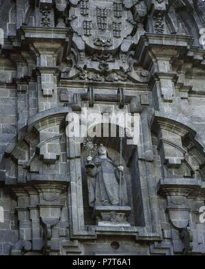 Statue der Hl. Klara von Assisi (1194-1253). Italienische Saint. Barocke Fassade des da Igrexa, von Simon Rodriguez, 1719. Kloster der Hl. Klara. Santiago de Compostela. Galizien, Spanien. Stockfoto