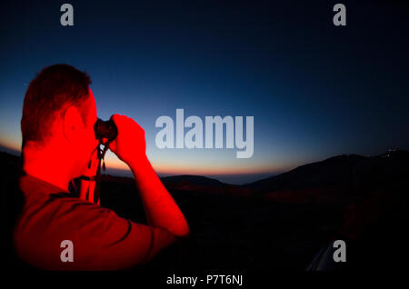 Feuerwehrmann sieht Fernglas Top Mountain sun Farben eingestellt Stockfoto