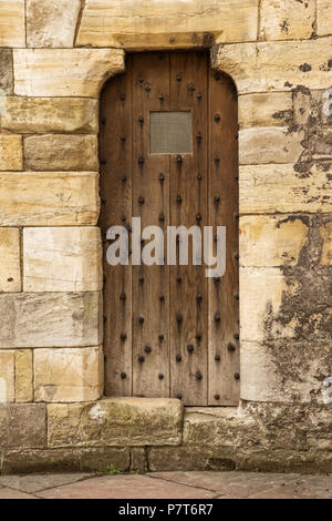 Alte Holztür in einem Schloss Stockfoto