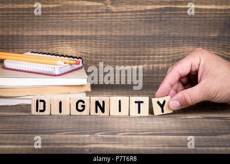 Würde Geschäftskonzept. Holz- Buchstaben auf dem Schreibtisch, informative und Kommunikation Hintergrund Stockfoto