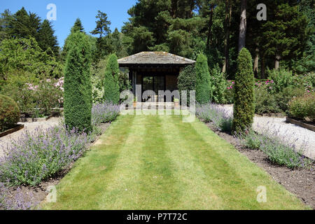 Der Rasen & Sommerhaus in den Rosengarten am Parcevall Hall Gardens, Skyreholme, Appletreewick, Wharfedale, Yorkshire, England, UK. Stockfoto