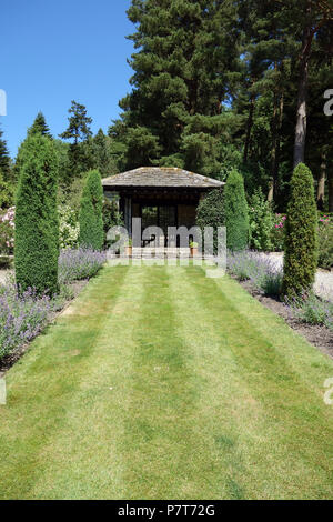 Der Rasen & Sommerhaus in den Rosengarten am Parcevall Hall Gardens, Skyreholme, Appletreewick, Wharfedale, Yorkshire, England, UK. Stockfoto