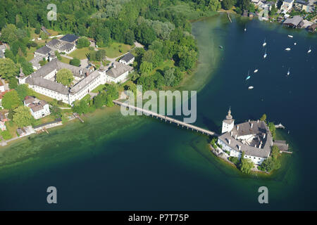 LUFTAUFNAHME. Mittelalterliche Burg auf einem See mit einer Fußgängerbrücke für den Zugang. Schloss Ort, Gmunden, Traunsee, Oberösterreich, Österreich. Stockfoto