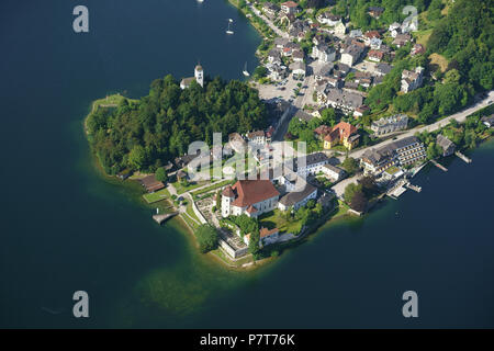 LUFTAUFNAHME. Malerisches Dorf Traunkirchen am Traunsee. Bezirk Gmunden, Oberösterreich, Österreich. Stockfoto