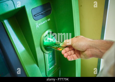 Syzran, Russland - 20. Juni 2018: Finanzen, Geld, Bank und Personen Konzept - Nahaufnahme einer Hand, Erhalt von Geldautomaten der Sberbank Stockfoto