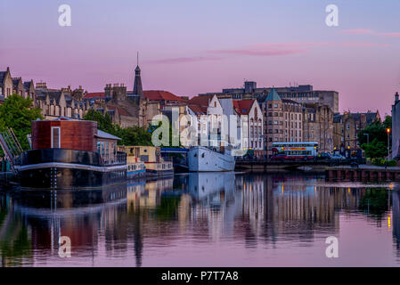 Nachtansicht von Leith durch den Fluss Stockfoto